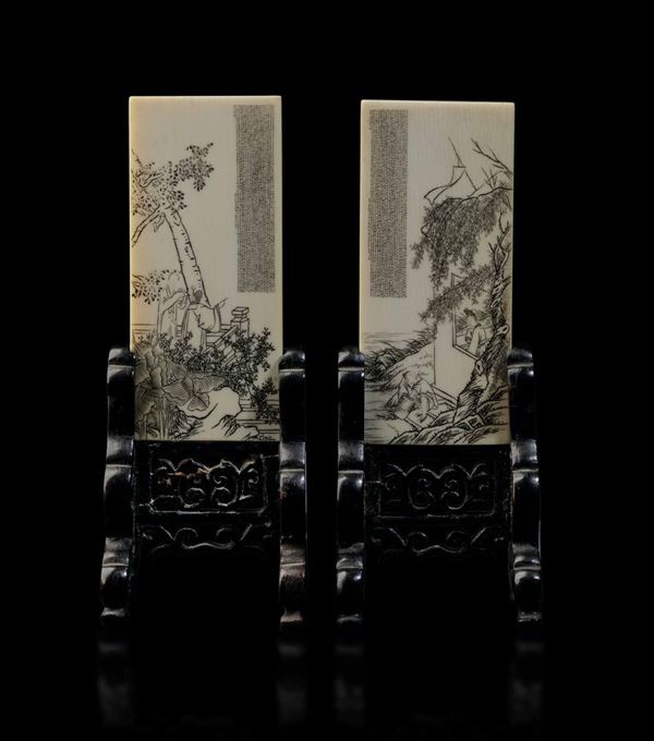 Coppia di piccoli paraventi da tavolo con placche in avorio raffiguranti paesaggi con personaggi e poesia, Cina, Dinastia Qing, XIX secolo