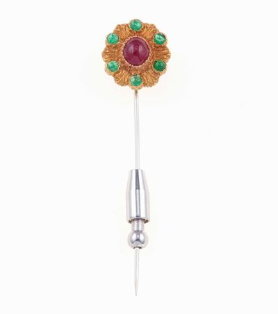 Buccellati. Spilla da Cravatta con Rubino e Smeraldi Taglio Cabochon