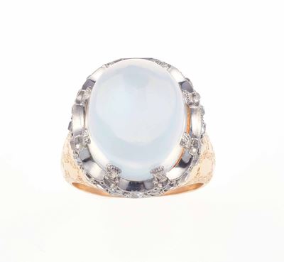 Anello con Clair De Lune Taglio Cabochon e Piccoli Diamanti