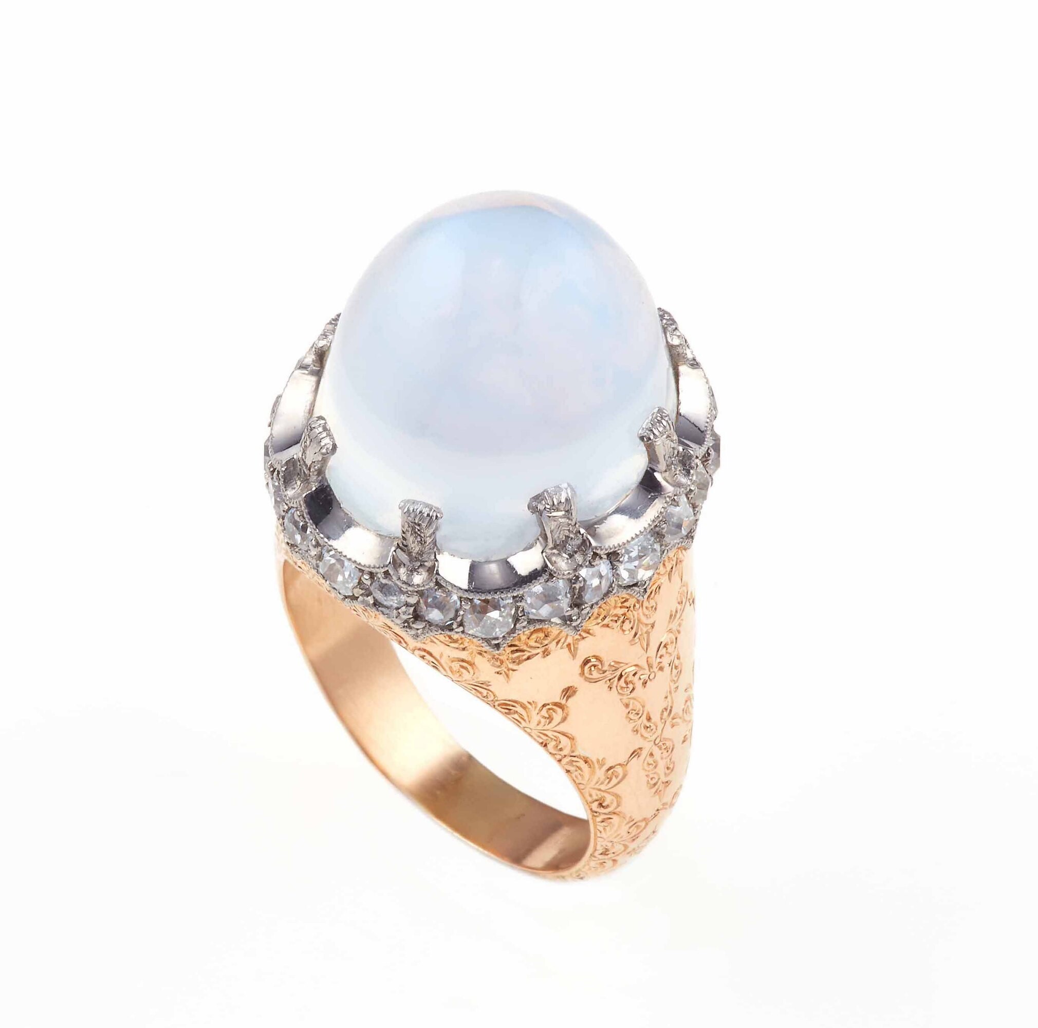 Anello con Clair De Lune Taglio Cabochon e Piccoli Diamanti
