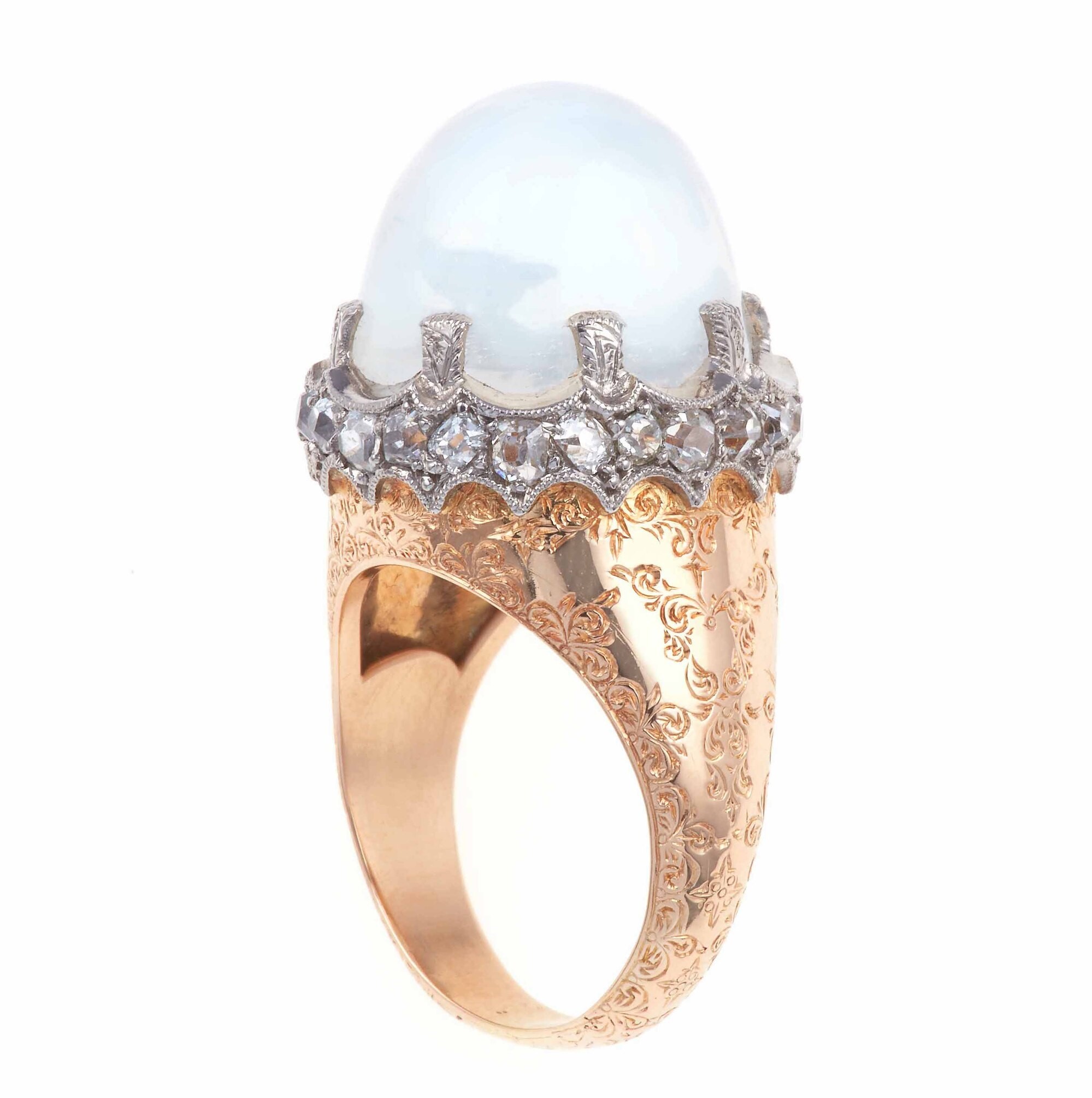 Anello con Clair De Lune Taglio Cabochon e Piccoli Diamanti