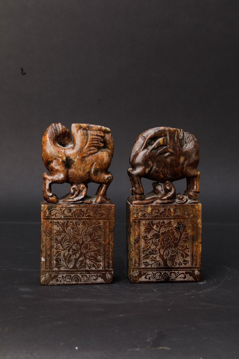 Coppia di Gruppi in Saponaria con Figure di Cavalli Alati e Decori Naturalistici Incisi, Cina, XX...