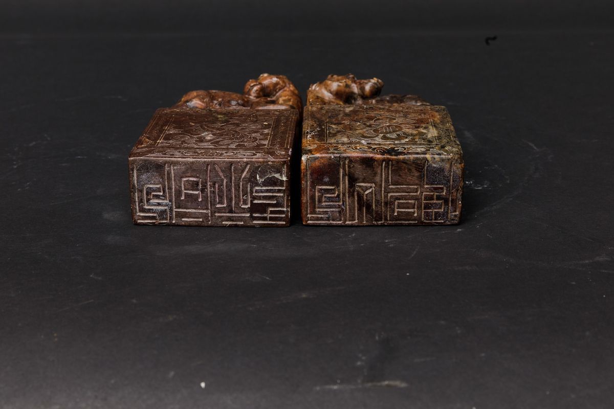 Coppia di Gruppi in Saponaria con Figure di Cavalli Alati e Decori Naturalistici Incisi, Cina, XX...