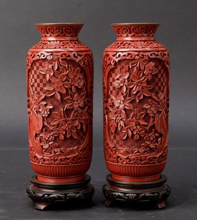 Coppia di Vasetti Cilindrici in Lacca con Decori Naturalistici e Floreali a Rilievo, Cina, XX Sec...