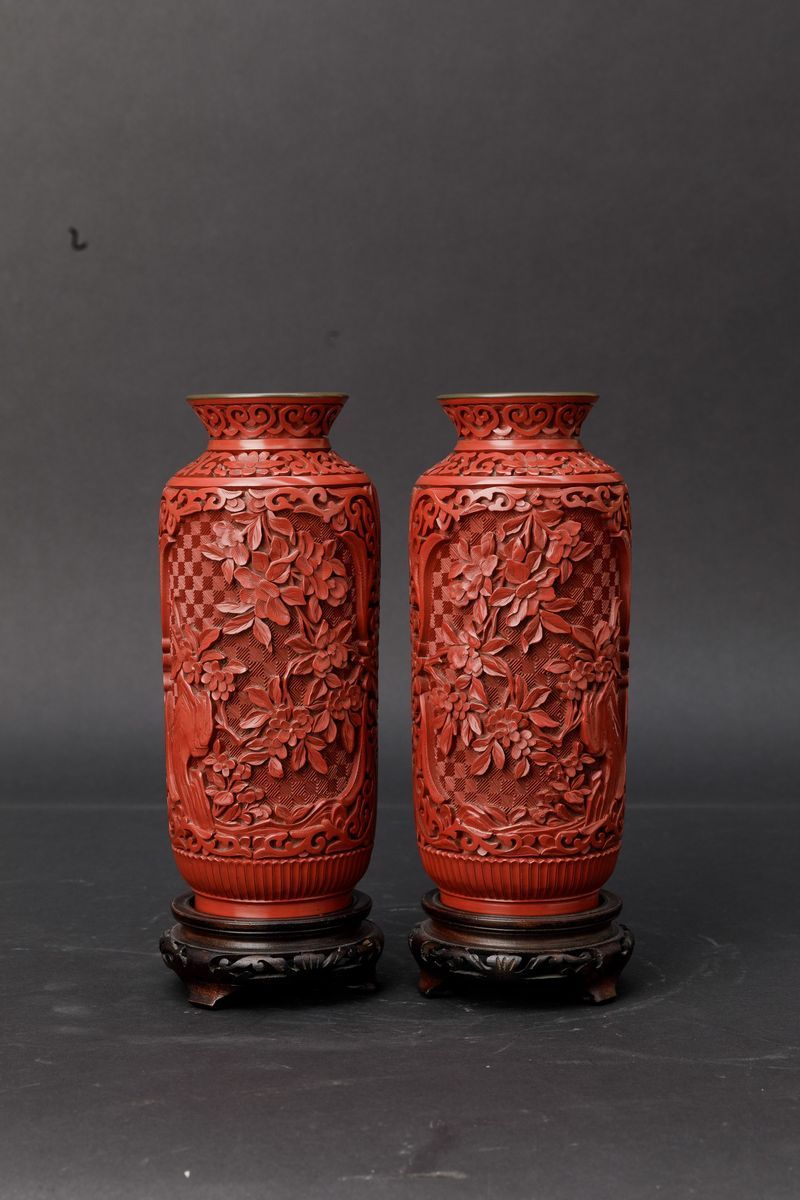 Coppia di Vasetti Cilindrici in Lacca con Decori Naturalistici e Floreali a Rilievo, Cina, XX Sec...