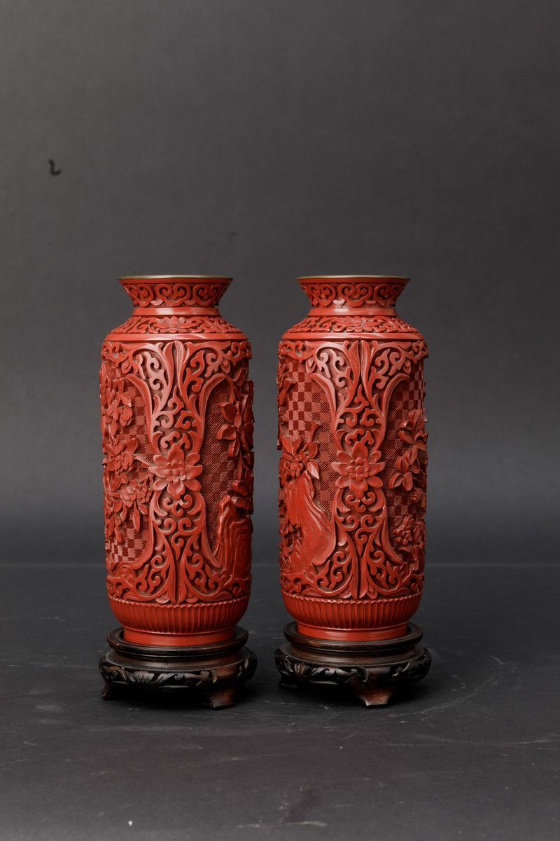 Coppia di Vasetti Cilindrici in Lacca con Decori Naturalistici e Floreali a Rilievo, Cina, XX Sec...