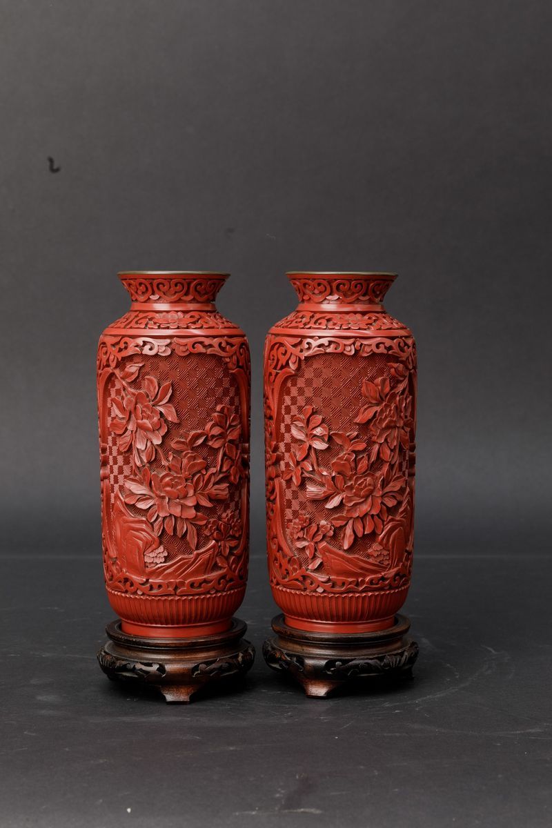Coppia di Vasetti Cilindrici in Lacca con Decori Naturalistici e Floreali a Rilievo, Cina, XX Sec...