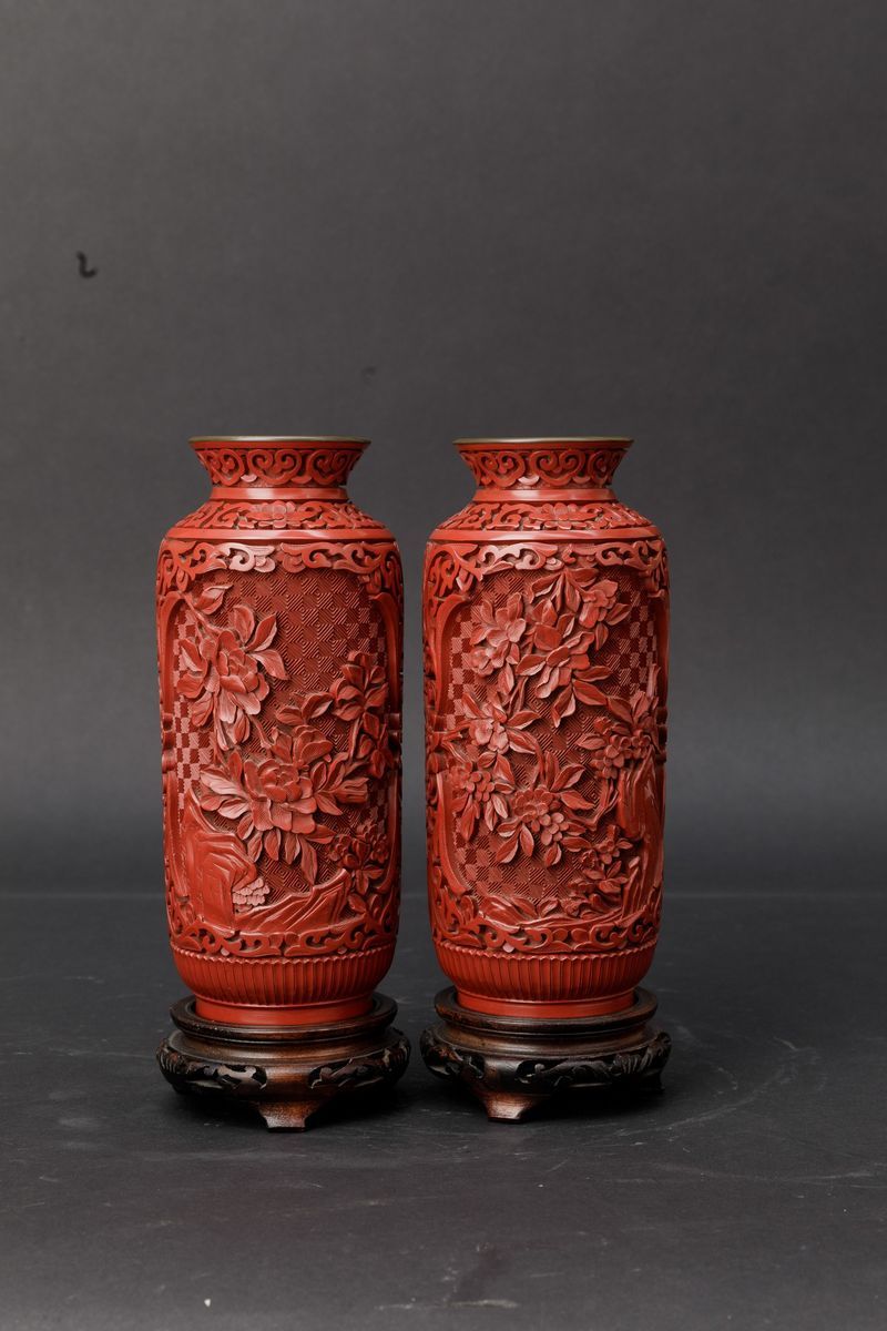 Coppia di Vasetti Cilindrici in Lacca con Decori Naturalistici e Floreali a Rilievo, Cina, XX Sec...