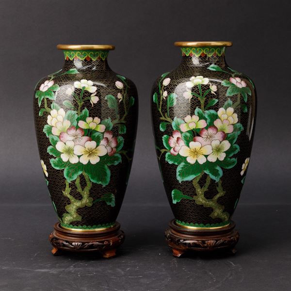 Coppia di vasi in smalto con decori floreali su fondo nero, Cina, XX secolo