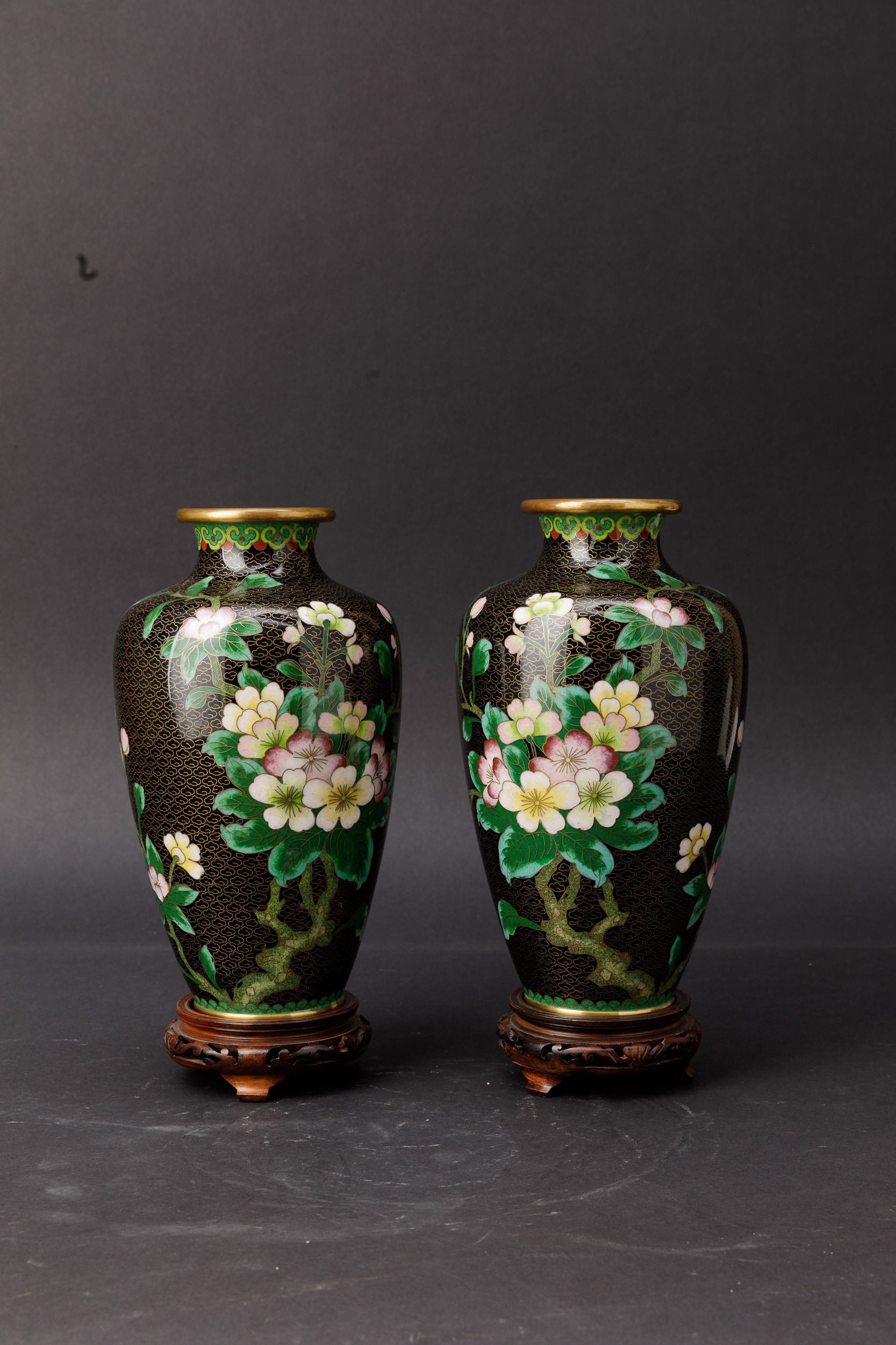 Trittico di Vasi in Smalto con Decori Floreali su Fondo Nero, Cina, XX Secolo