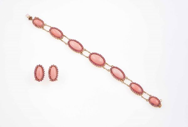 Demi-parure composta da orecchini e bracciale con coralli rosa e piccoli rubini