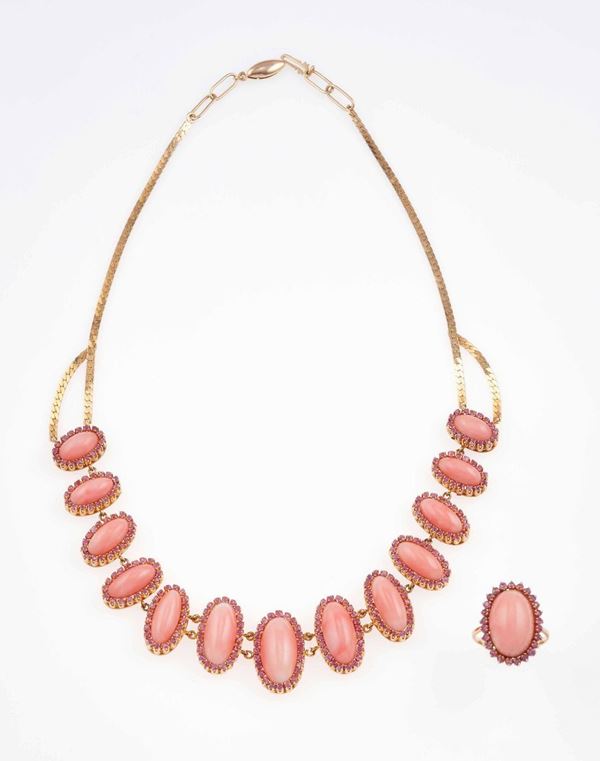 Demi-parure composta da collana ed anello con coralli e rubini