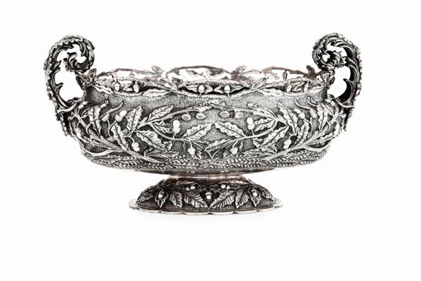 Importante centrotavola in argento fuso e cesellato. Argenteria artistica milanese del XX secolo. Argentiere Mazzuccato