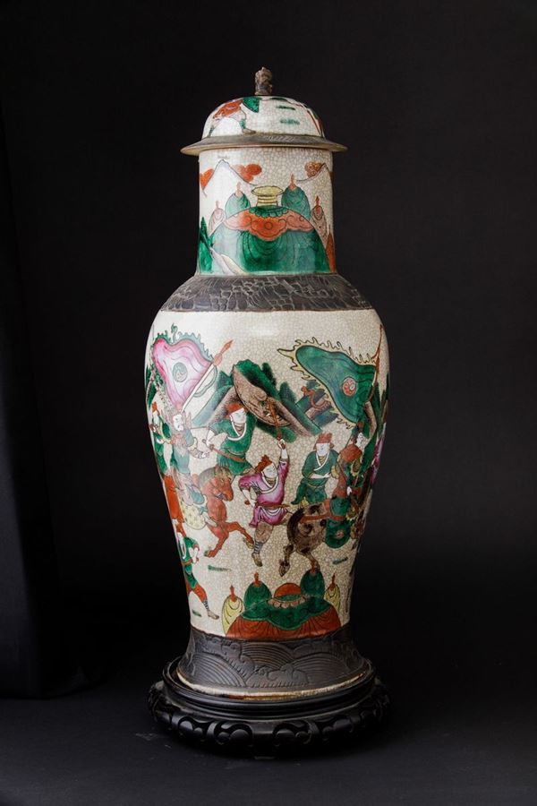 Potiche in porcellana con figure di guerrieri e presa del coperchio a foggia di leoncino, Cina, Dinastia Qing, fine XIX secolo