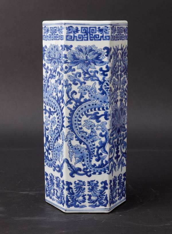 Vaso in porcellana bianca e blu a sezione esagonale figure di fenici, draghi e decori floreali, Cina, Dinastia Qing, fine XIX secolo