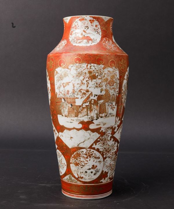 Vaso in porcellana Kutani con scene di vita comune entro riserve, decori floreali e soggetti naturalistici, Giappone, periodo Meiji (1868-1912)