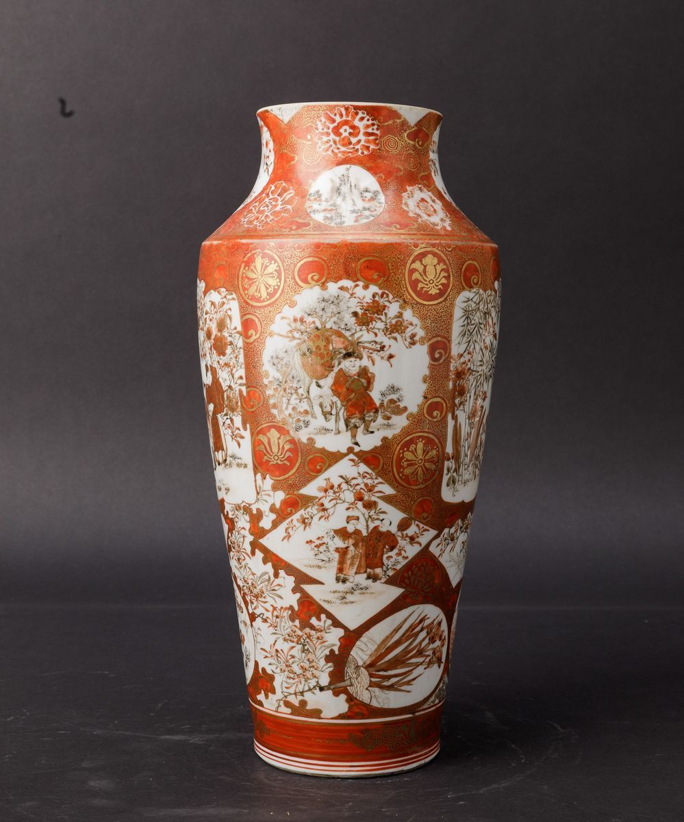 Vaso in Porcellana Kutani con Scene di Vita Comune Entro Riserve, Decori Floreali e Soggetti Natu...
