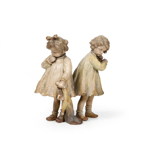 Gruppo raffigurante due bimbe. Vienna, Manifattura Goldscheider, verso il 1900.
