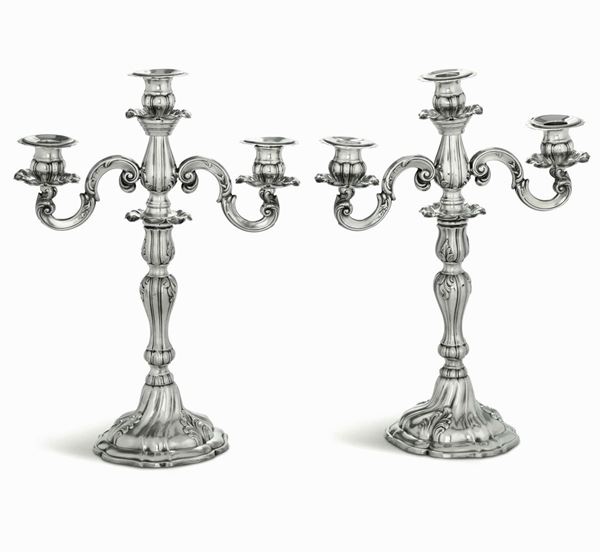 Coppia di candelabri a tre fiamme in argento. Argenteria artistica italiana del XX secolo