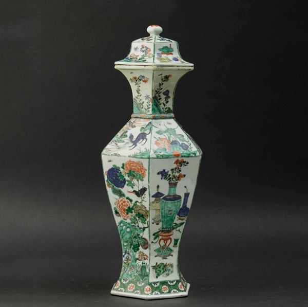 Potiche in porcellana Famiglia Verde a sezione esagonale con decori floreali e scene naturalistiche entro riserve, Cina, Dinastia Qing, epoca Kangxi (1622-1662)