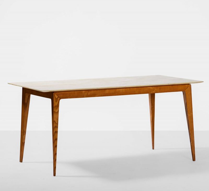 Tavolo rettangolare con struttura e sostegni in legno e piano in marmo.  - Auction Design - Cambi Casa d'Aste