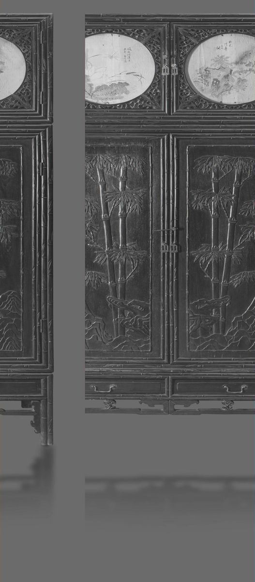 Armadio a due corpi in legno di Homu con motivi a rilievo a canne di bambÃ¹ e pannelli dipinti su carta, Cina, Dinastia Qing, XIX secolo  - Asta Fine Chinese Works of Art - Cambi Casa d'Aste