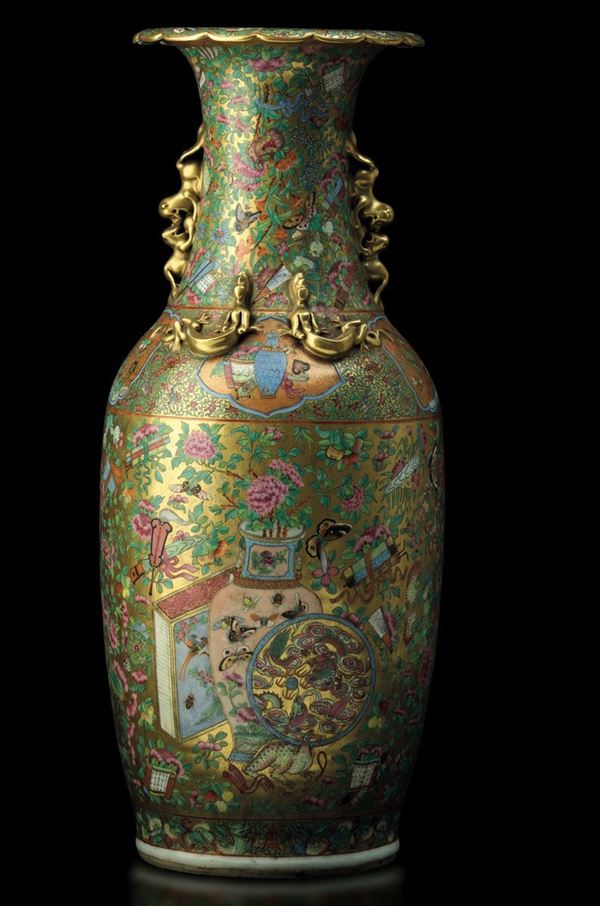 Vaso in porcellana Canton con decori floreali, soggetti naturalistici e figure di draghetto a rilievo, Cina, Dinastia Qing, XIX secolo