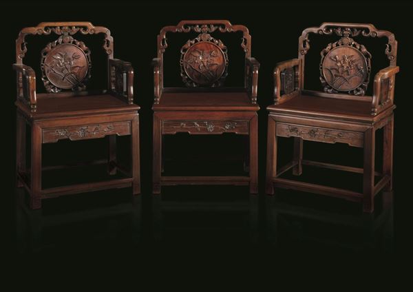 Tre poltrone intagliate in legno di Homu con schienali decorati con soggetti naturalistici a rilievo, Cina, Dinastia Qing, XIX secolo