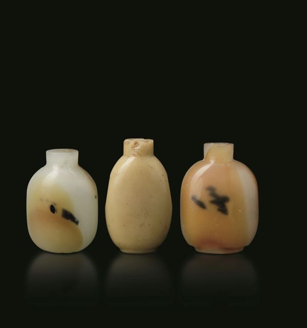 Lotto composto da tre snuff bottles scolpite in agata muschiata, Cina, Dinastia Qing, XIX secolo