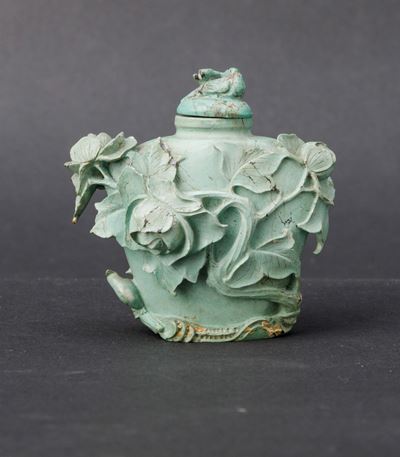 Snuff Bottle Scolpita in Turchese con Decoro di Uccellini tra i Rami a Rilievo, Cina, Cina, Dinas...