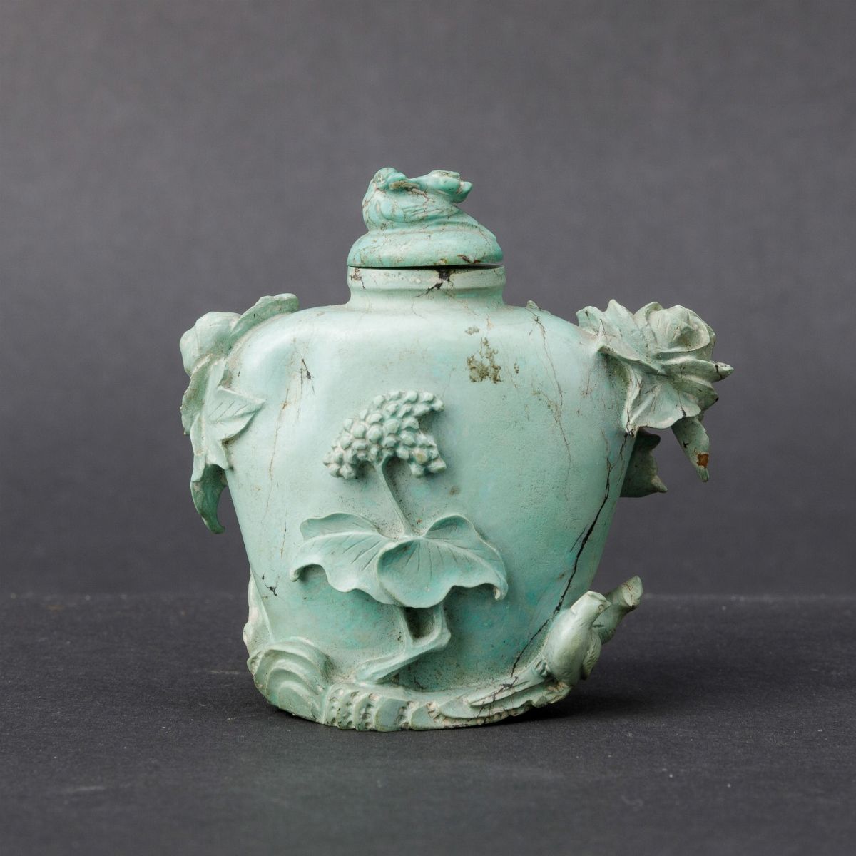 Snuff Bottle Scolpita in Turchese con Decoro di Uccellini tra i Rami a Rilievo, Cina, Cina, Dinas...