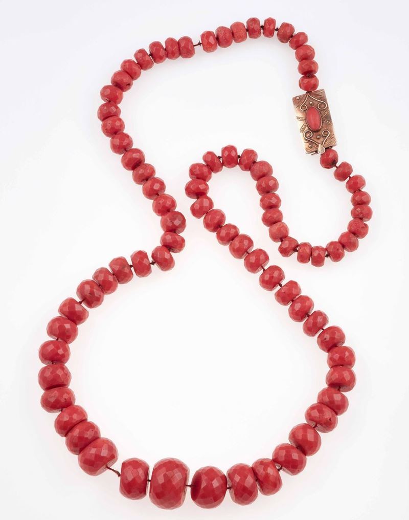Collana lunga con boules di corallo a scalare  - Auction Fine Coral Jewels - II - Cambi Casa d'Aste