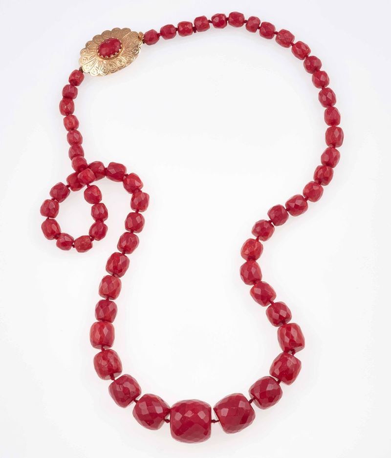 Lunga collana con elementi ovali sfaccettati in corallo a scalare  - Auction Fine Coral Jewels - II - Cambi Casa d'Aste