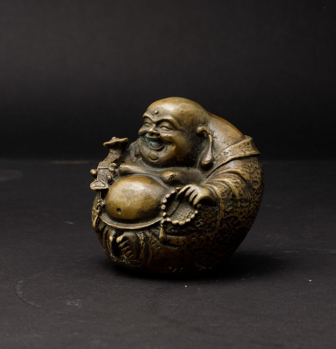 Piccola Figura in Bronzo Raffigurante Budai Seduto con Ruyi e Collana da Preghiera, Cina, XX Seco...
