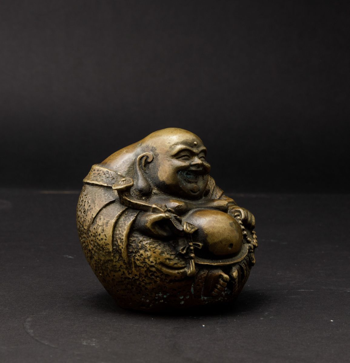 Piccola Figura in Bronzo Raffigurante Budai Seduto con Ruyi e Collana da Preghiera, Cina, XX Seco...