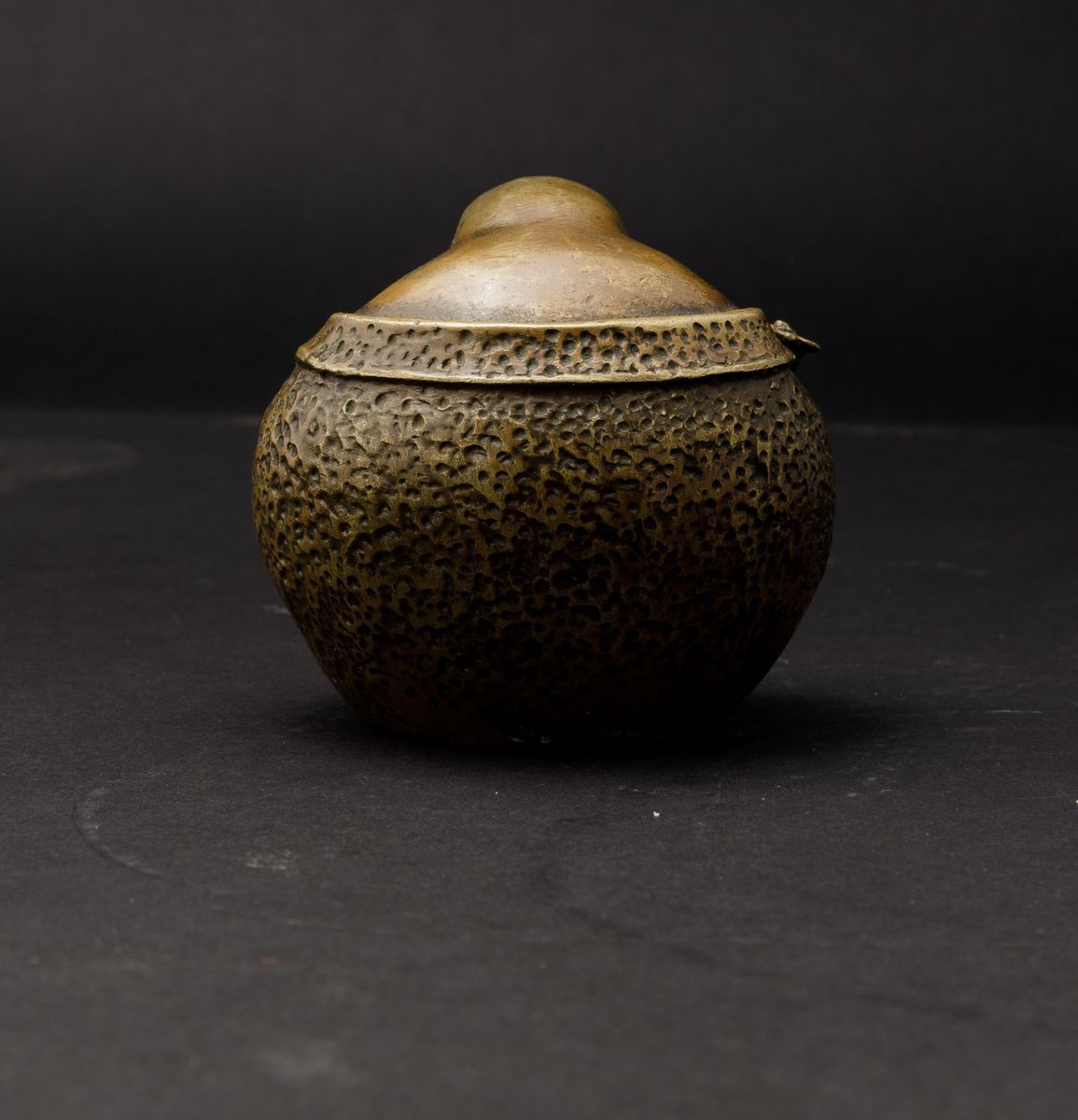 Piccola Figura in Bronzo Raffigurante Budai Seduto con Ruyi e Collana da Preghiera, Cina, XX Seco...