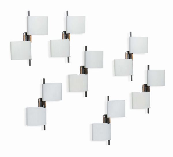 Sette lampade a parete con struttura in ottone e metallo laccato e diffusori in vetro opalino.