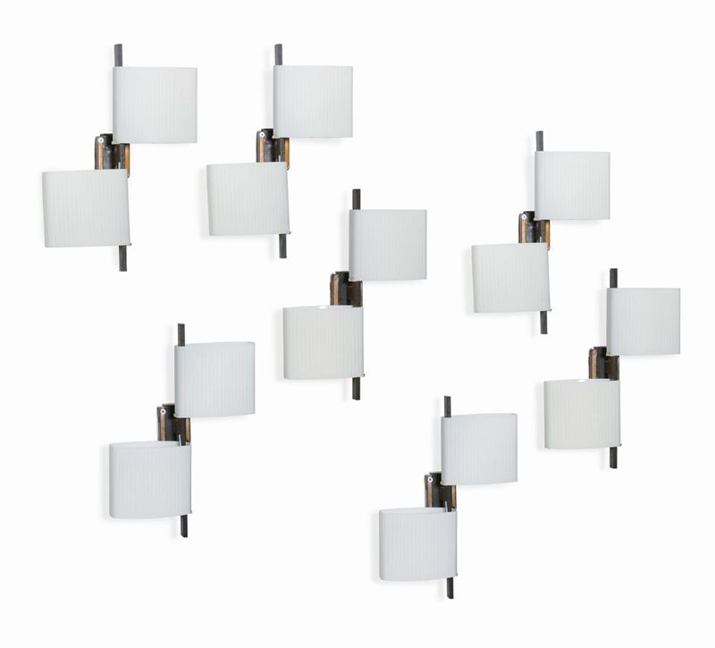 Sette lampade a parete con struttura in ottone e metallo laccato e diffusori in vetro opalino.  - Asta Design - Cambi Casa d'Aste
