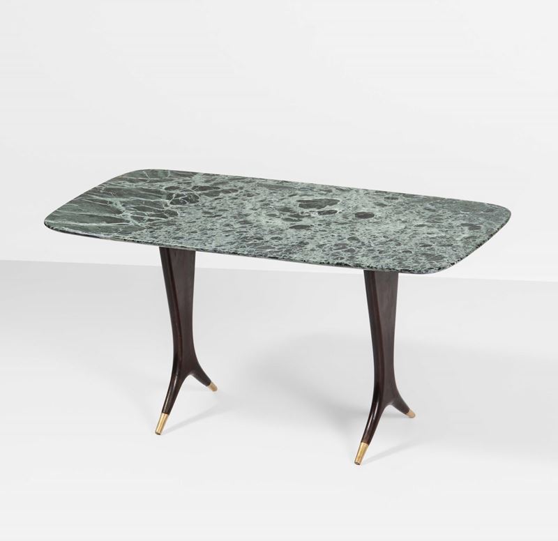 Tavolo basso con struttura in legno, puntali in ottone e piano in marmo verde Alpi.  - Asta Design - Cambi Casa d'Aste