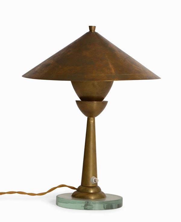 Lampada tavolo con struttura e diffusore in ottone e base in cristallo molato.