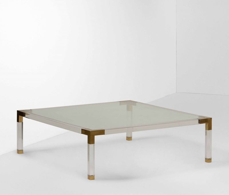 Tavolo basso con struttura in plexiglass e particolari in ottone, piano in cristallo molato.  - Asta Design Lab - Cambi Casa d'Aste