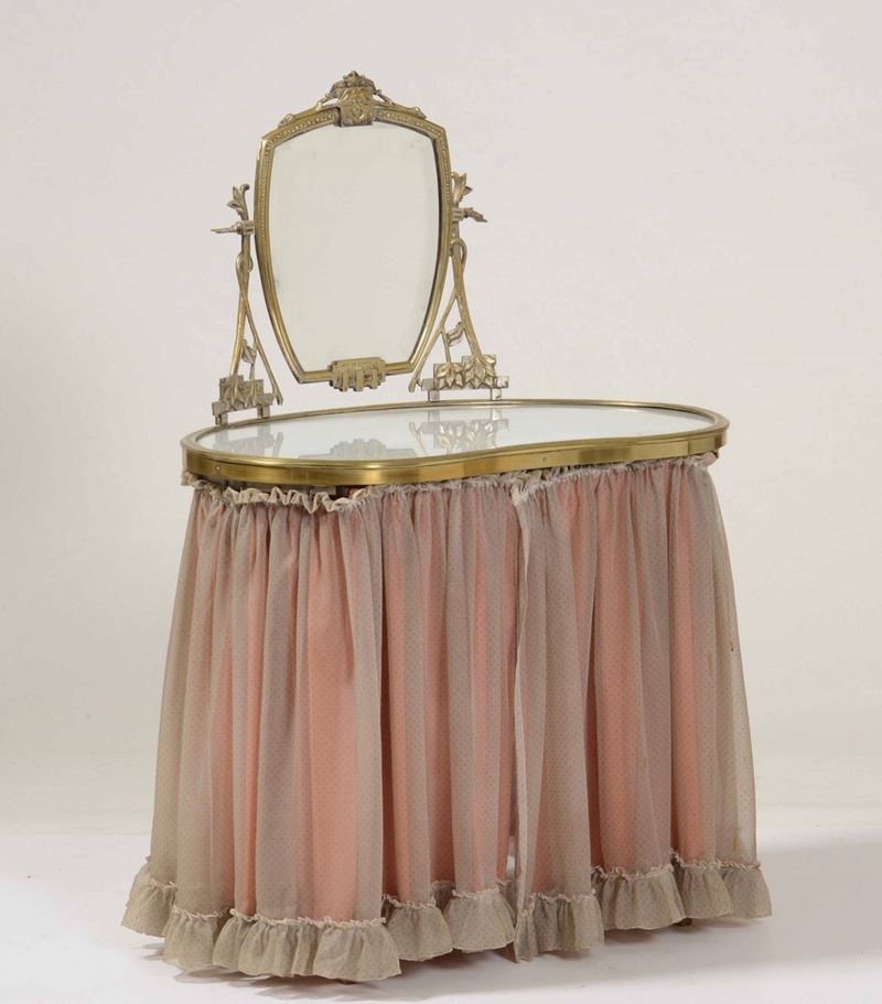 Toilette in ottone argentato con specchiera a bilico e piano a fagiolo rivestito in vetro. Periodo Liberty  - Auction Antiques | Timed Auction - Cambi Casa d'Aste