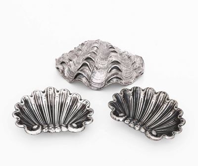 Insieme di una Conchiglia Rivestita in Argento e Coppia di Conchiglie in Argento. Argenteria del ...