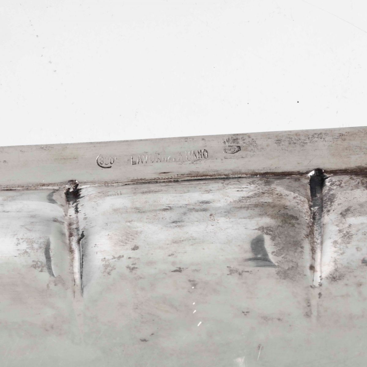Centrotavola in Argento con Manico a Conchiglia. Argenteria Milanese del XX Secolo