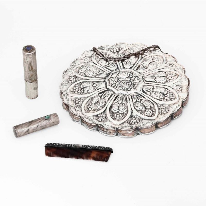 Insieme di specchio orientale e trusse composta da tre pezzi in argento  - Auction Silvers | Cambi Time - Cambi Casa d'Aste