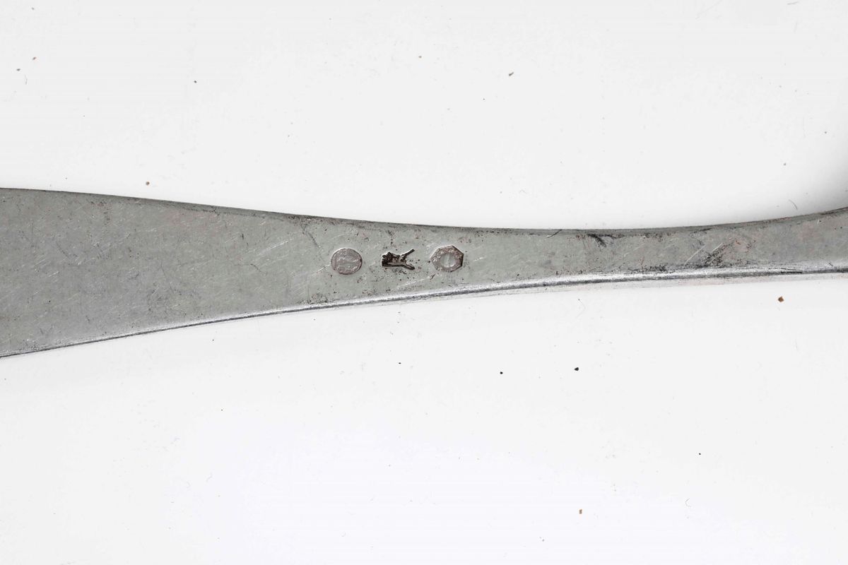 Insieme di 11 Cucchiai, 22 Forchette di Varie Misure e Cinque Frammenti di Coltelli. Argenteria I...