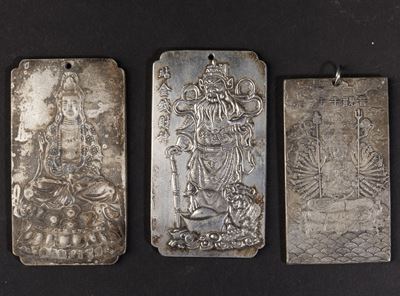 Tre Placche in Argento Raffiguranti Guandi, Guanyin e Altra Divinità, Cina, Dinastia Qing, XIX Se...
