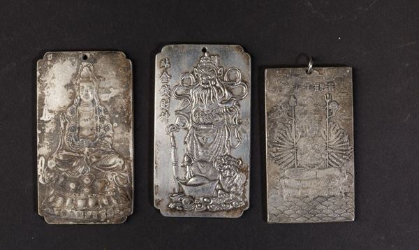 Tre placche in argento raffiguranti Guandi, Guanyin e altra divinità, Cina, Dinastia Qing, XIX secolo