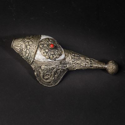 Conchiglia Votiva con Montatura in Argento e Innesto di Pietra Dura, Tibet, XIX Secolo