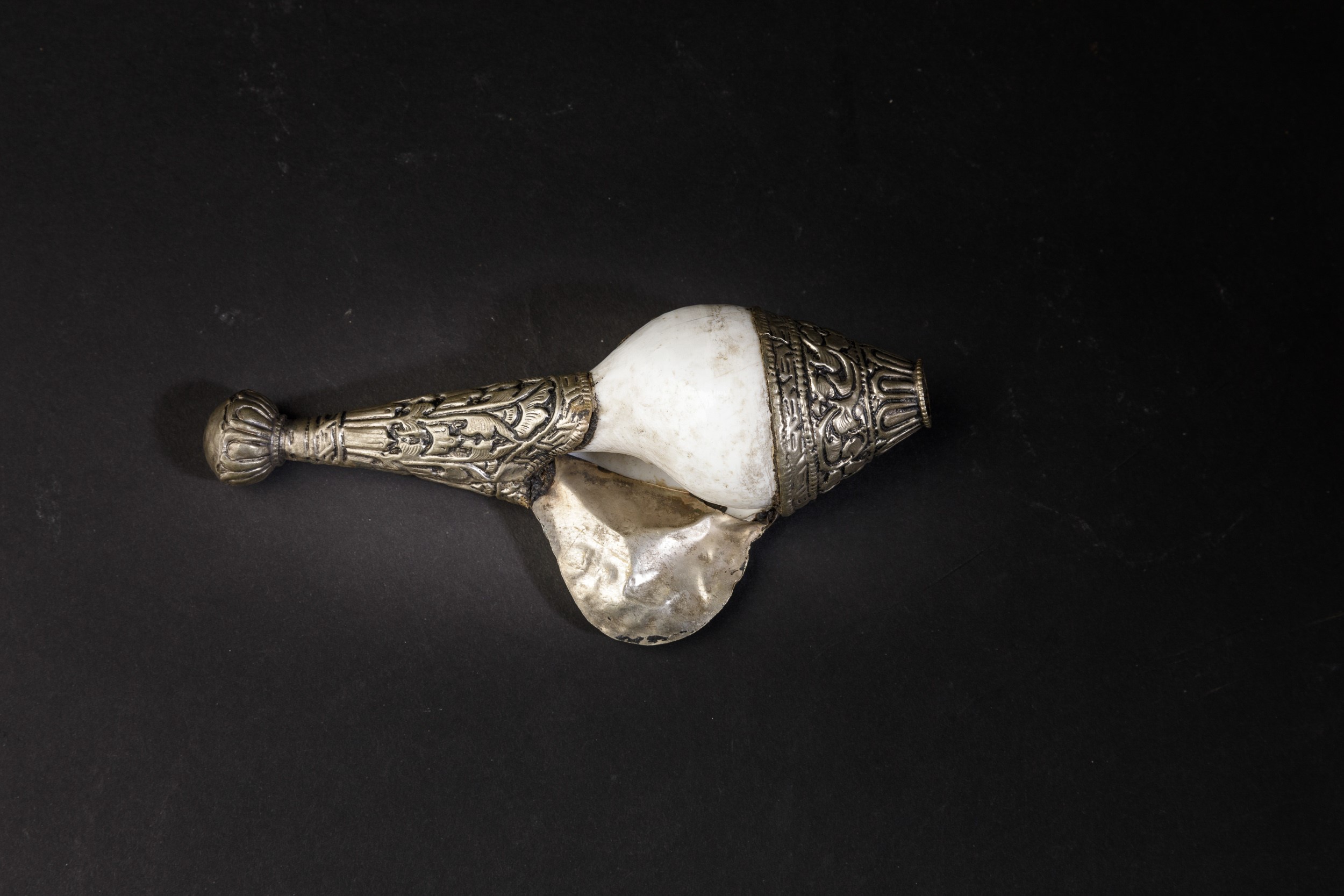 Conchiglia Votiva con Montatura in Argento e Innesto di Pietra Dura, Tibet, XIX Secolo